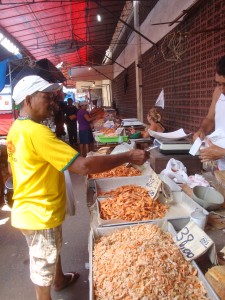 Feira da Terra Firme. O camarão com açaí é uma tradicional refeição local. Foto: Miriane Peregrino
