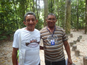 Jõao Batista, com a camisa do PMTF, em visita ao Ecomuseu da Amazônia. Ilha de Caratateua. Foto: Miriane Peregrino