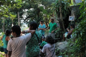 Kadão Costa, do Ecomuseu Nega Vilma, conta a história de Vilma e da favela Santa Marta para grupo de visitantes na parte externa do ecomuseu.