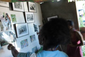 Exposição fotográfica na parte interno do Ecomuseu Nega Vilma. 