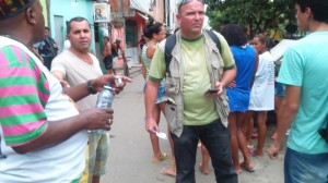 Na esquerda Rumba Gabriel e Caio Ferraz. Atrás deles os policiais que retiveram os documentos do diretor da ANF, do câmera da UNE e do estudante.