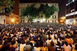 Assembleia popular convocada em julho de 20213 no IFCS, Largo da Carioca, reuniu mais de 20 mil pessoas (Foto: Reprodução Blog do Cinco)