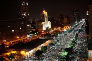Julho de 2013, Avenida Presidente Vargas, Rio de Janeiro: manifestação convocada por redes sociais reúne mais de 2 milhões de pessoas