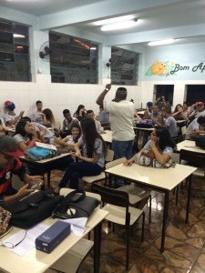 Rumba interagindo com os estudantes - foto: Debora Rocha