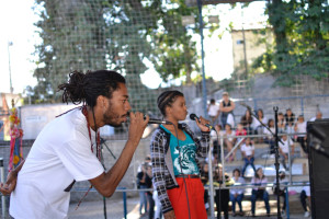 Fundador do coletivo Pombos, o rapper Thiago El Niño leva cultura e debates gratuitos paar o Centro de Volta Redonda (Foto: Marina Andrade)