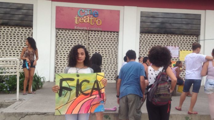 Manifestantes de Manguinhos protestam contra fechamento da biblioteca. (Crédito: Bruno Machado / ANF)