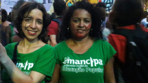 Vanderlea Aguiar (direita) é uma das coordenadora do curso de pré-vestibular comunitário da Rede Emancipa em Vila Isabel (Créditos: Julianne Gouveia / ANF)