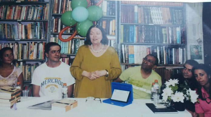 A escritora e Imortal da Academia Brasileira de Letras Nélida Piñon, que dá nome à biblioteca da Favela da Kelson's, chegou a visitar o espaço. (Créditos: Divulgação)