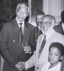 Abdias Nascimento recebe Nelson Mandela, em sua visita ao Brasil, durante o governo Brizola (foto: acervo Ipeafro)