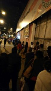 Moradores aguardam fim de tiroteio para entrar na Favela do Jacarezinho durante a noite de 12 de agosto. (Créditos: Reprodução Internet)