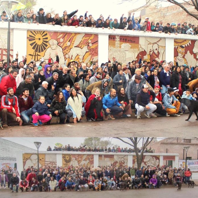 Participantes do Encontro Nacional reunidos em inauguração de mural na sede da La Comunitária (Créditos: Alexandre Santini / ANF)