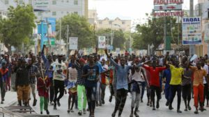 Protesto na Somália. (Créditos: Reprodução Internet)