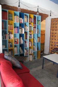 Livros e sofás aconchegantes compõem o espaço. (Créditos: Divulgação)