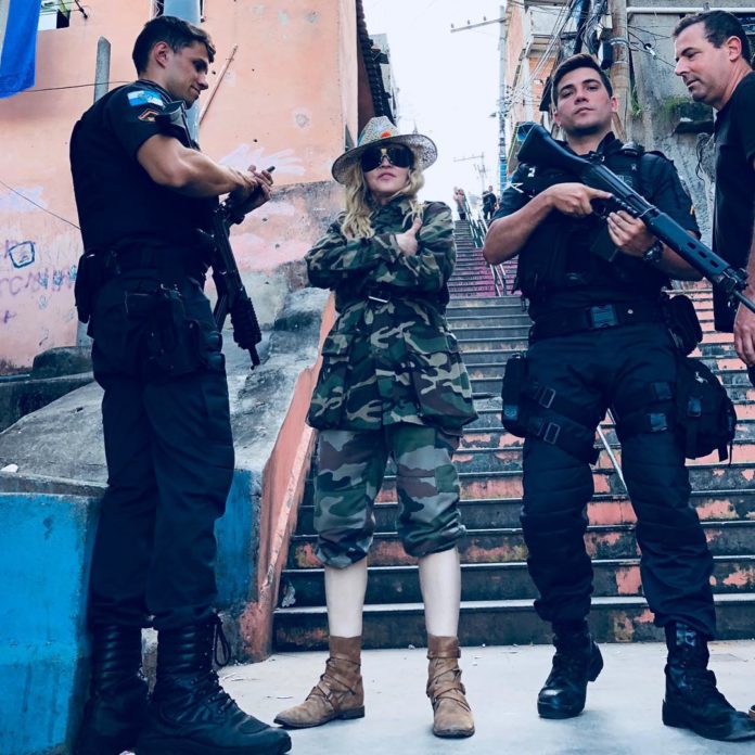 A cantora posou numa das escadarias do Morro da Providência ao lado de policiais armados. (Créditos: Reprodução Instagram)