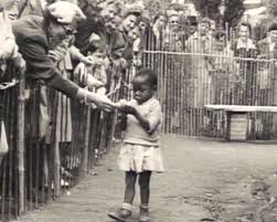 Família congolesa é exposta em zoológico na Bélgica. (Créditos: Reprodução Internet)