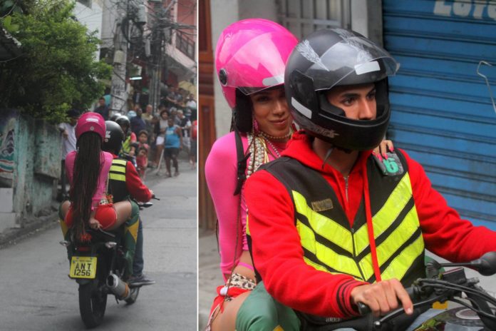 Anitta pegando carona com moto-táxi (Créditos: AG News)