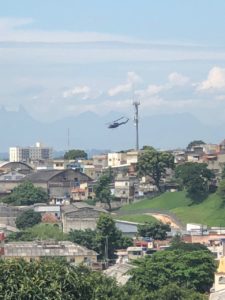 Helicóptero da Polícia Civil sobrevoa o Jacarezinho. (Créditos: Joel Luiz Costa / ANF)