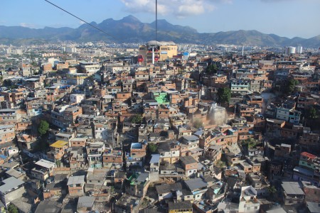 O muro que protege a favela