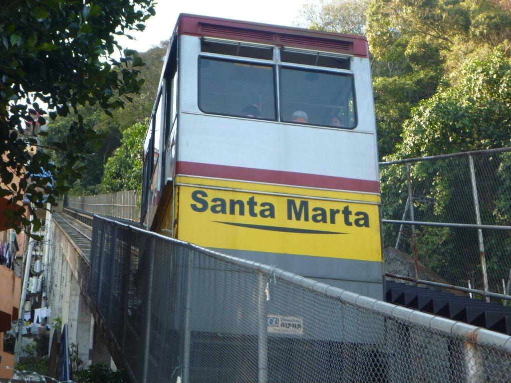 Moradores ficam 45 minutos mofando para pegar o bondinho do Santa Marta.