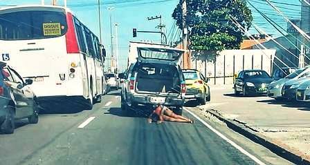 Um ser humano foi arrastado nas ruas, pela PM do Estado do Rio de Janeiro.