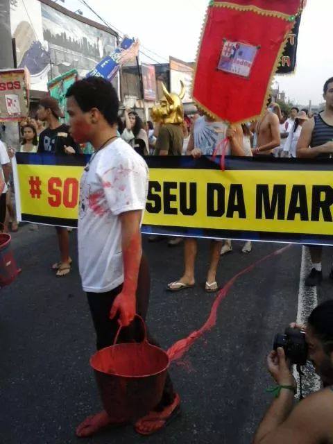 DE DENTRO DA MARÉ: ato contra o despejo do Museu da Maré movimenta a Avenida Brasil