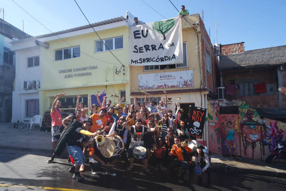 Honk Rio ou, o dia que as fanfarras invadiram o Morro do Alemão