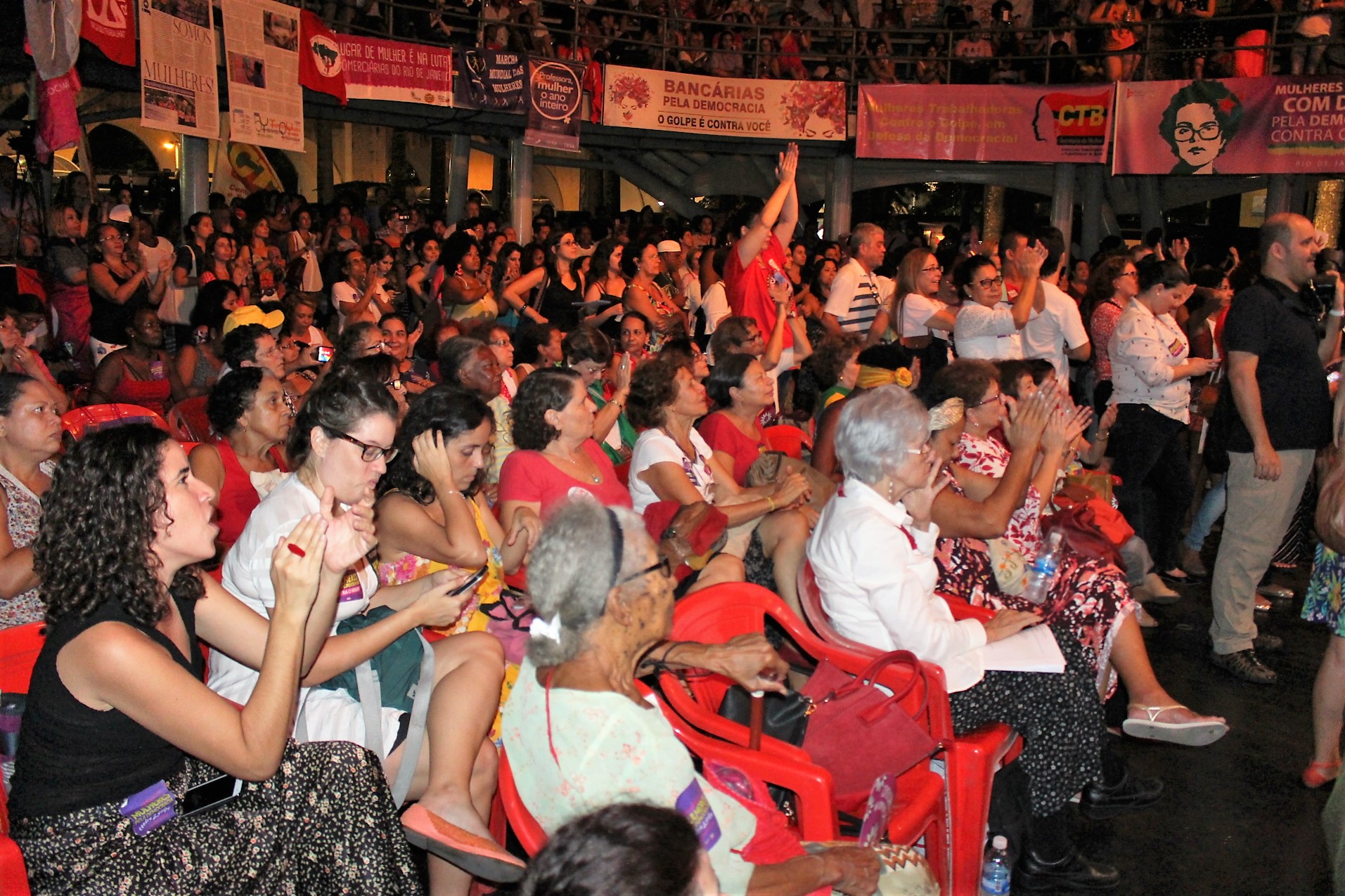Mulheres pela democracia!