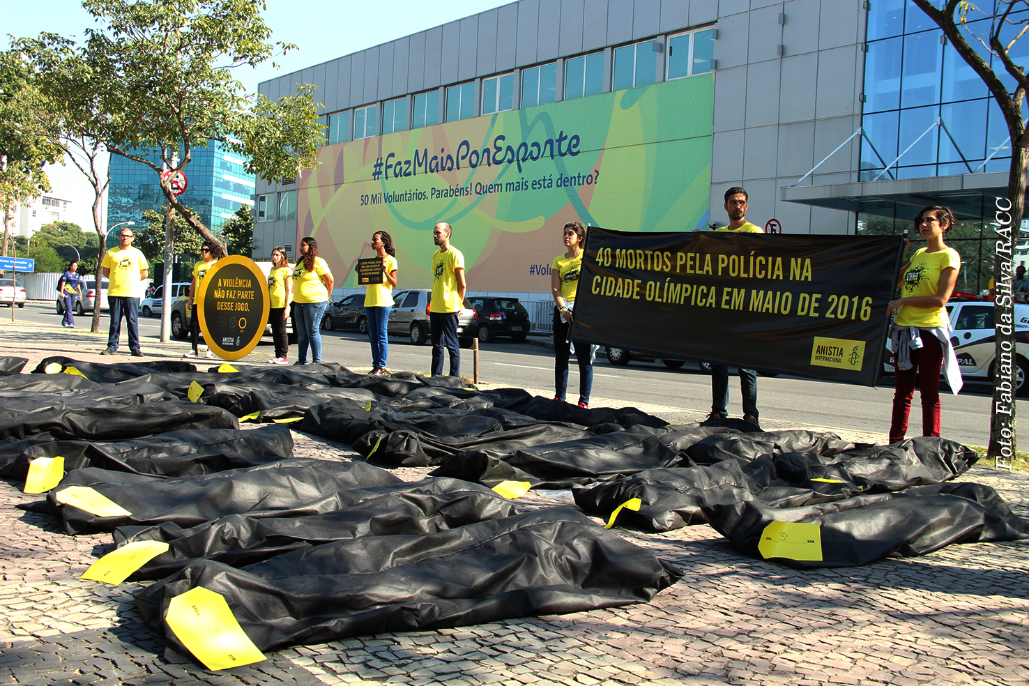 Ato pacífico da Anistia Internacional denuncia mortes violentas no Rio