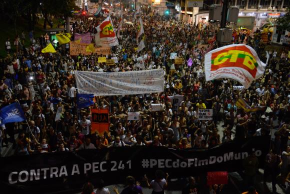 O povo sem medo vai à rua