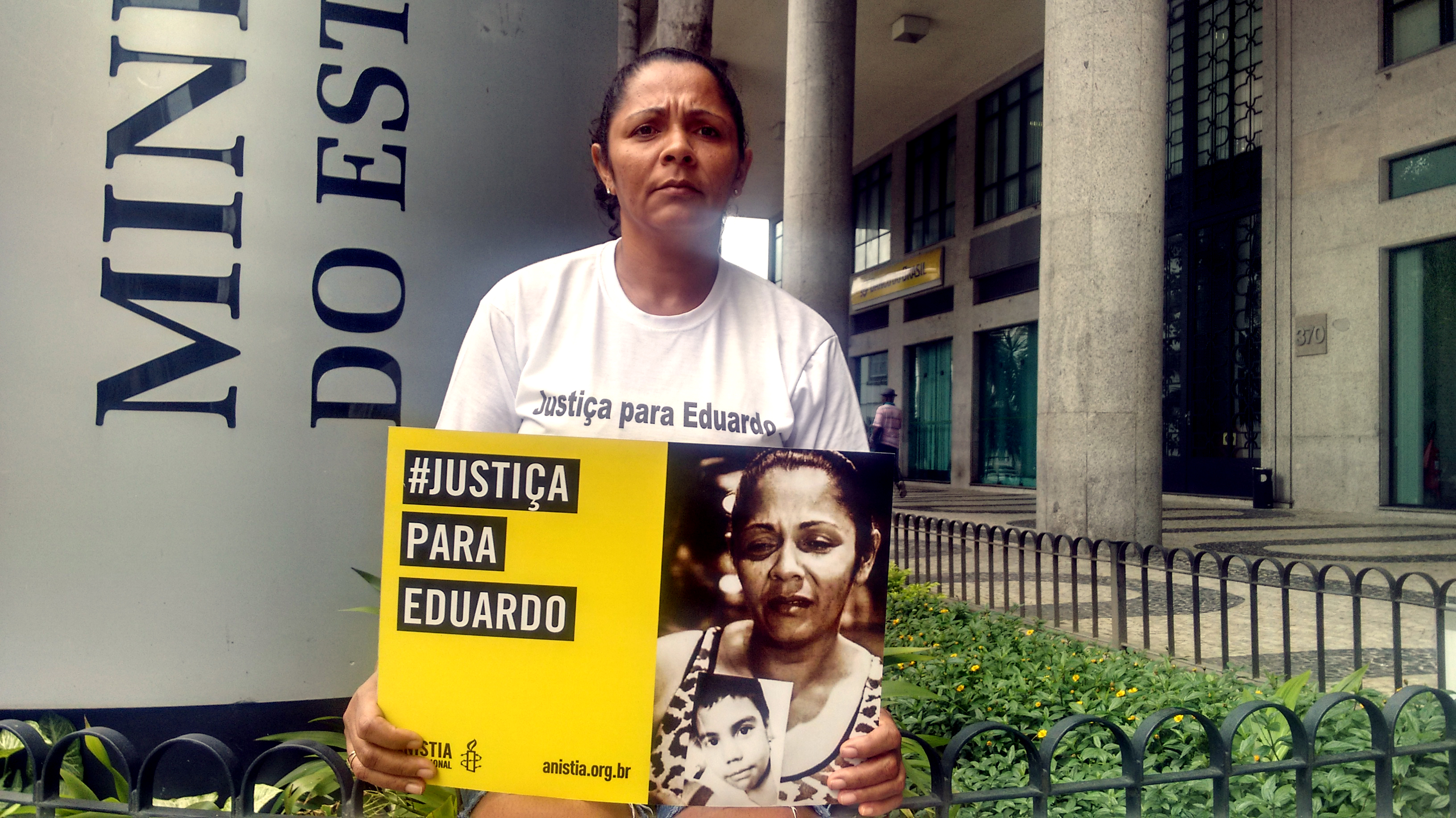 Ativistas protestam contra arquivamento do caso Eduardo