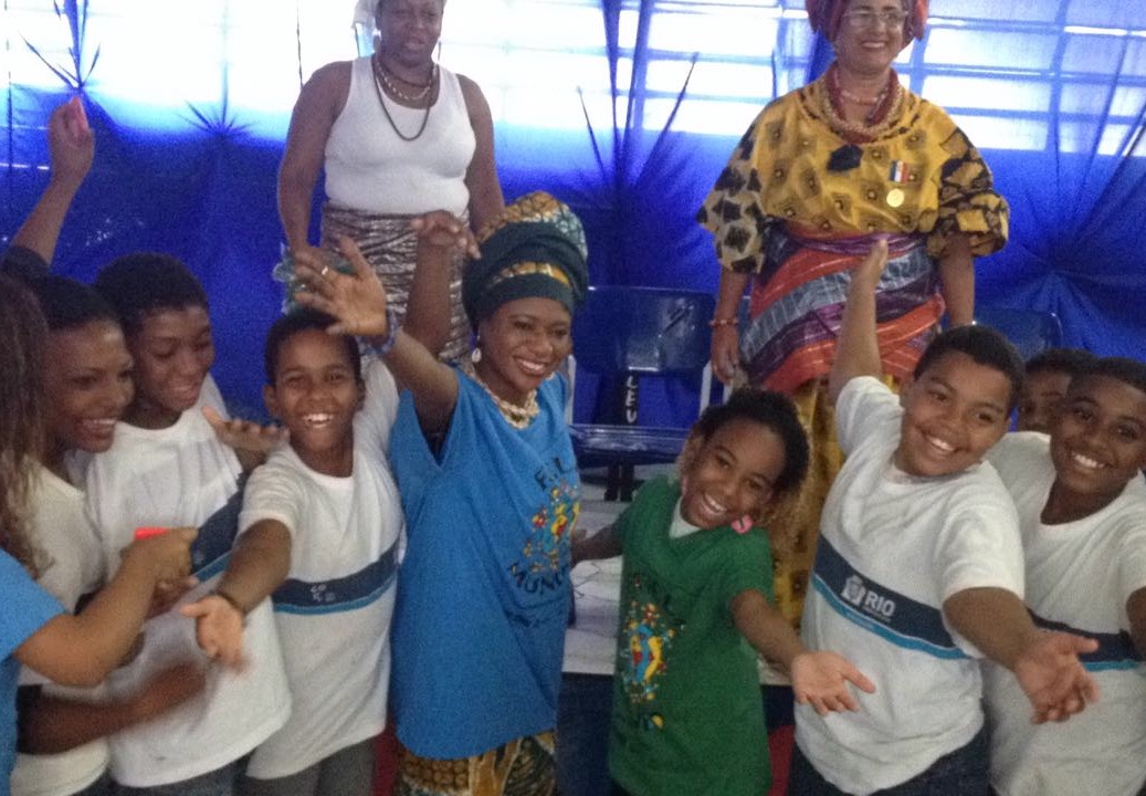 Princesa nigeriana visita o Rio e encanta crianças