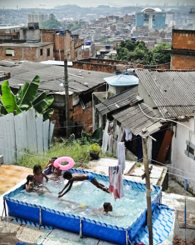 O verão na favela é para se esbaldar