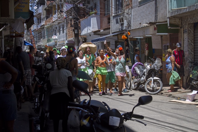 Blocos do carnaval 2017 já agitam diversas favelas; veja a programação
