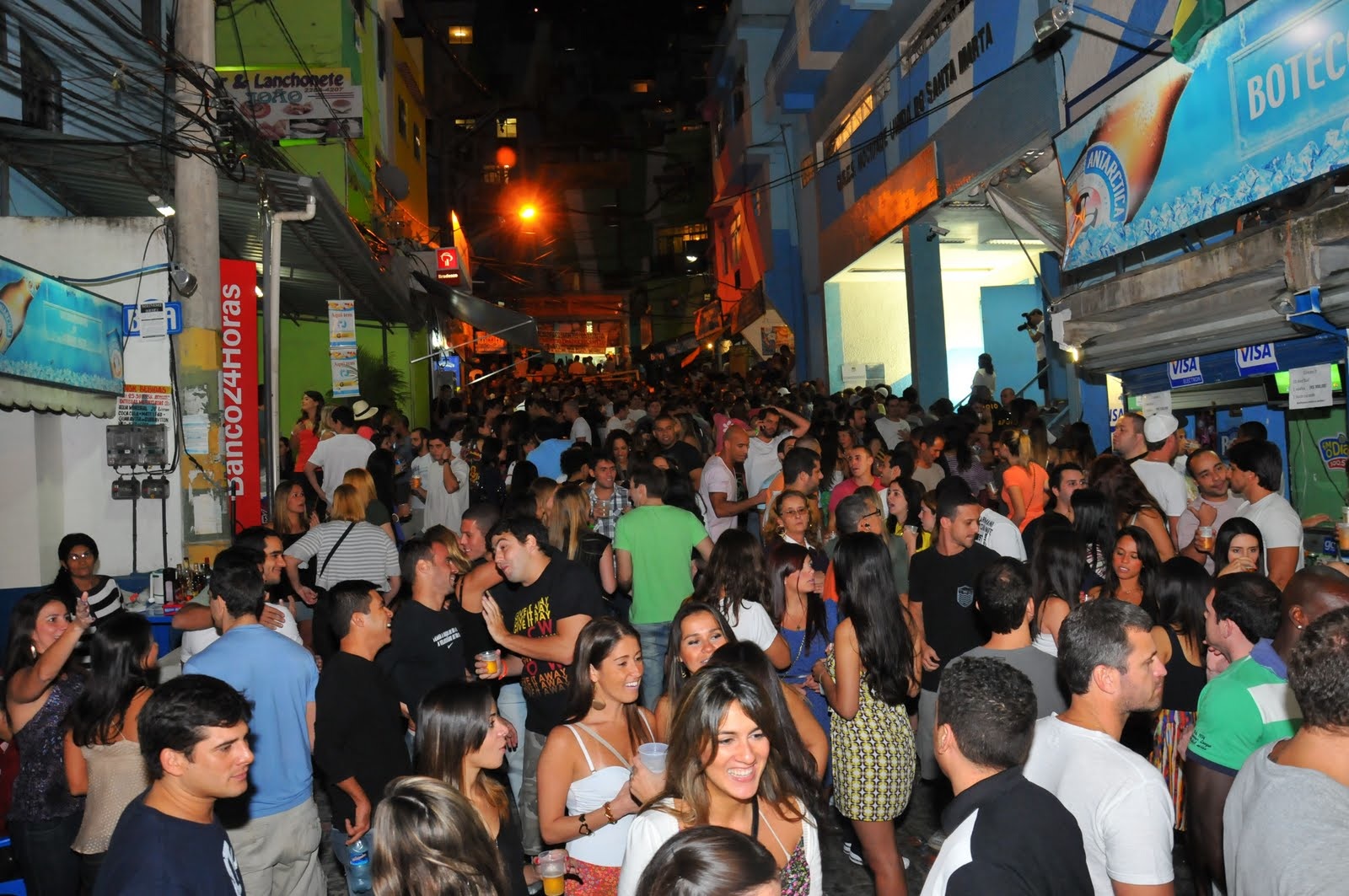 Festa leva funk e black music ao Santa Marta