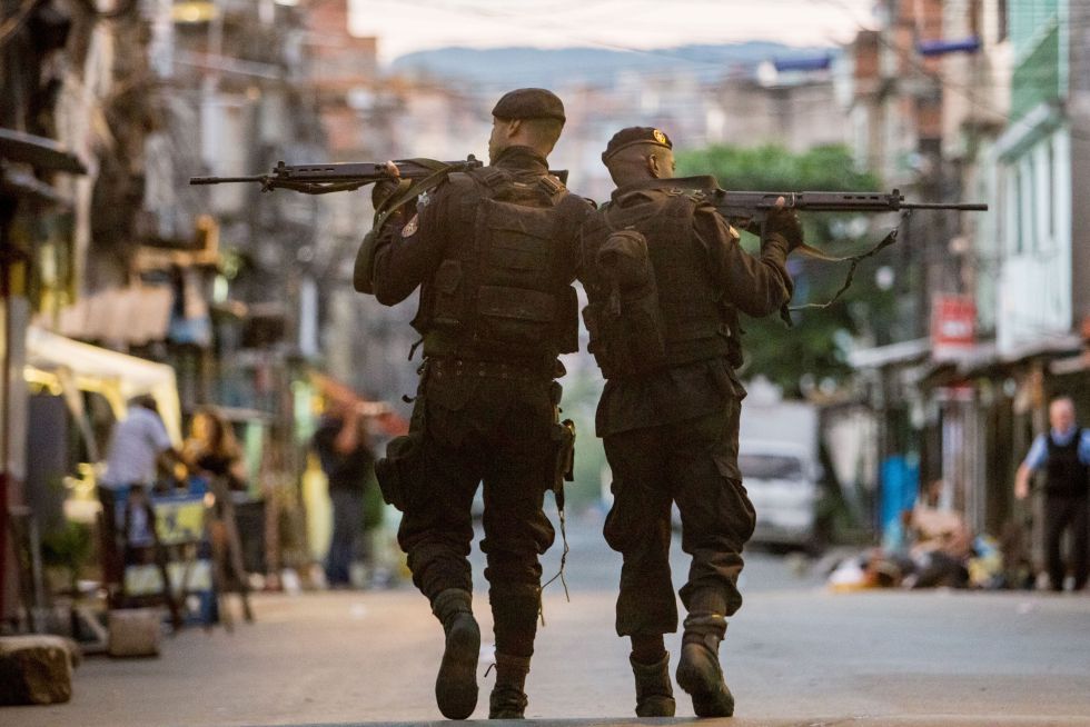 Em meio à fome, tanques de guerra