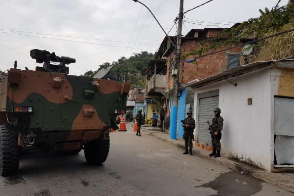 Especialistas condenam operação com tanques em Niterói