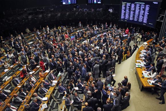 Quase metade dos deputados do Rio votam a favor de Temer