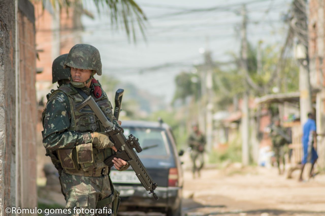 Os efeitos colaterais da presença das Forças Armadas nas favelas