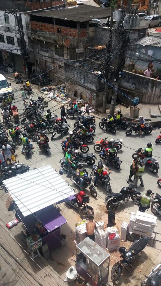 Mototaxista é baleado na Rocinha e profissionais protestam