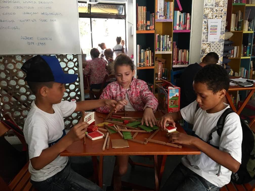 Dia 12 é todo dia: biblioteca e cinema para crianças na Rocinha