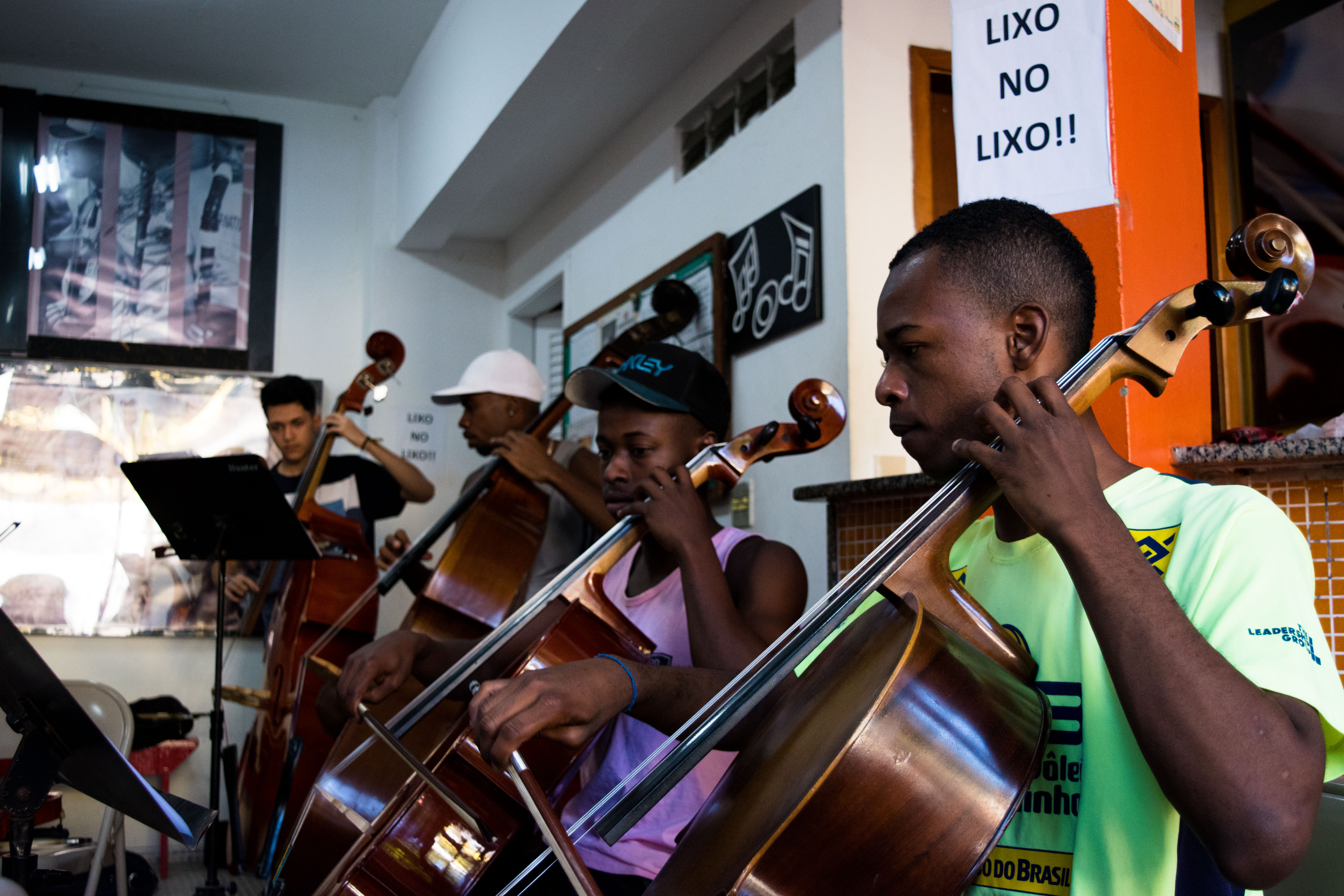Projeto ensina música a moradores de favela de Niterói