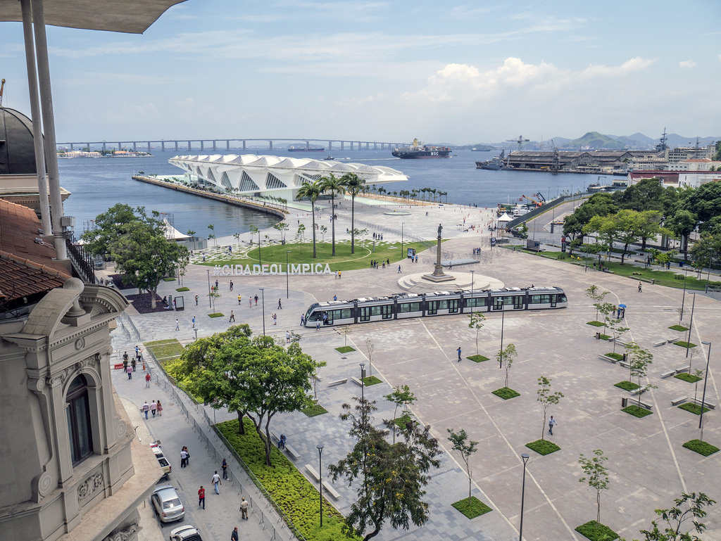 Feira literária movimenta a Praça Mauá com debates e cultura