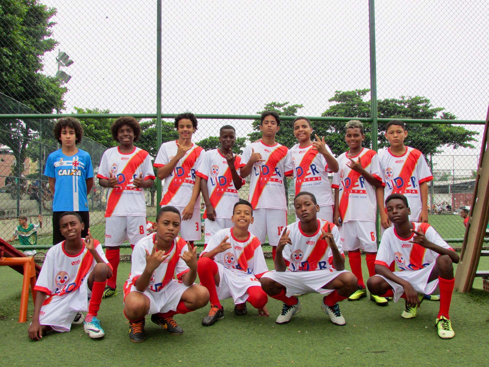 Projeto social no Quitungo oferece aulas de futebol para jovens e crianças