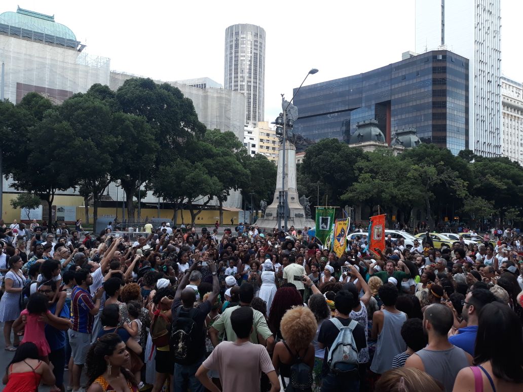 Manifestantes realizam ato de apoio à Casa do Jongo