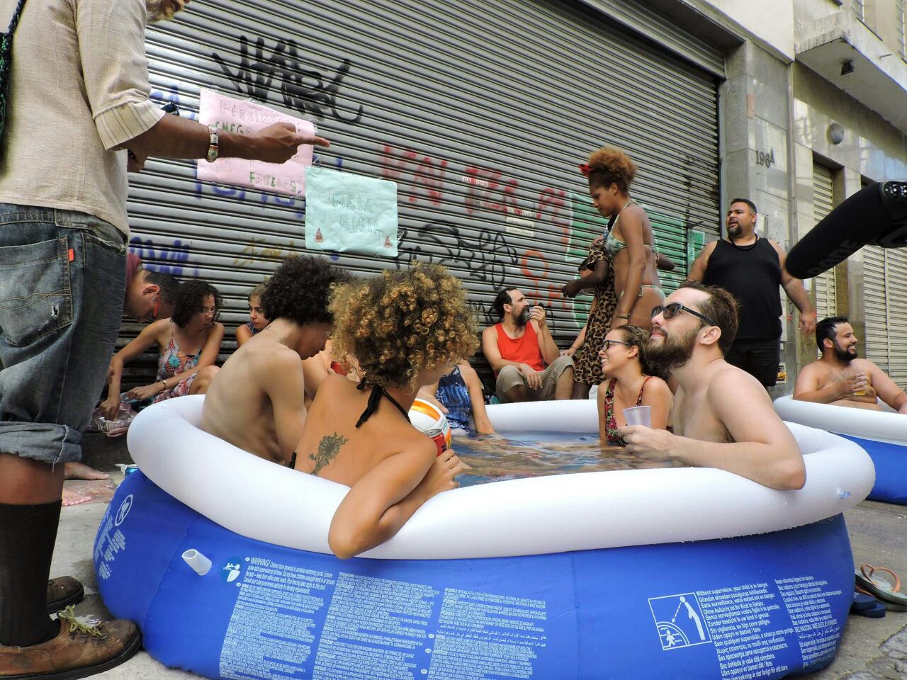 Comunicadores realizam Piscinaço contra a criminalização das favelas