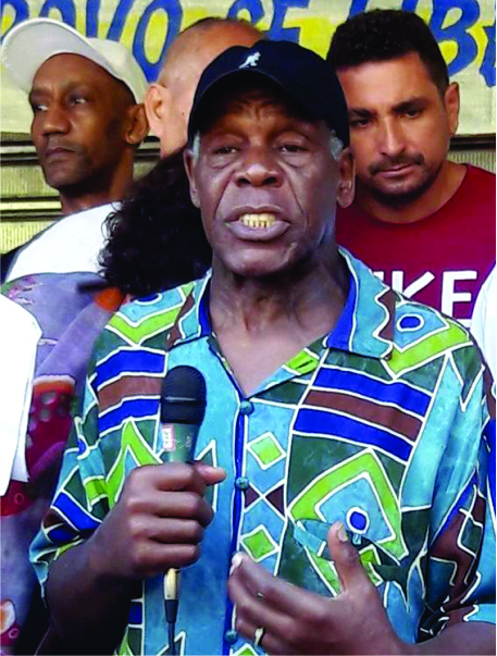 Embaixador da ONU, Danny Glover chega à Rocinha em manhã de tiroteio