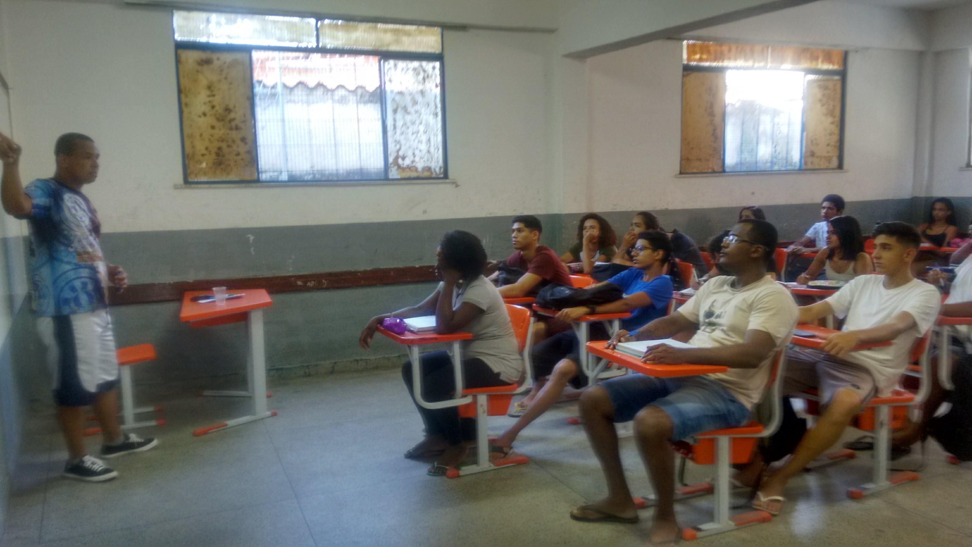 Voluntários oferecem pré-vestibular comunitário em Santa Cruz da Serra