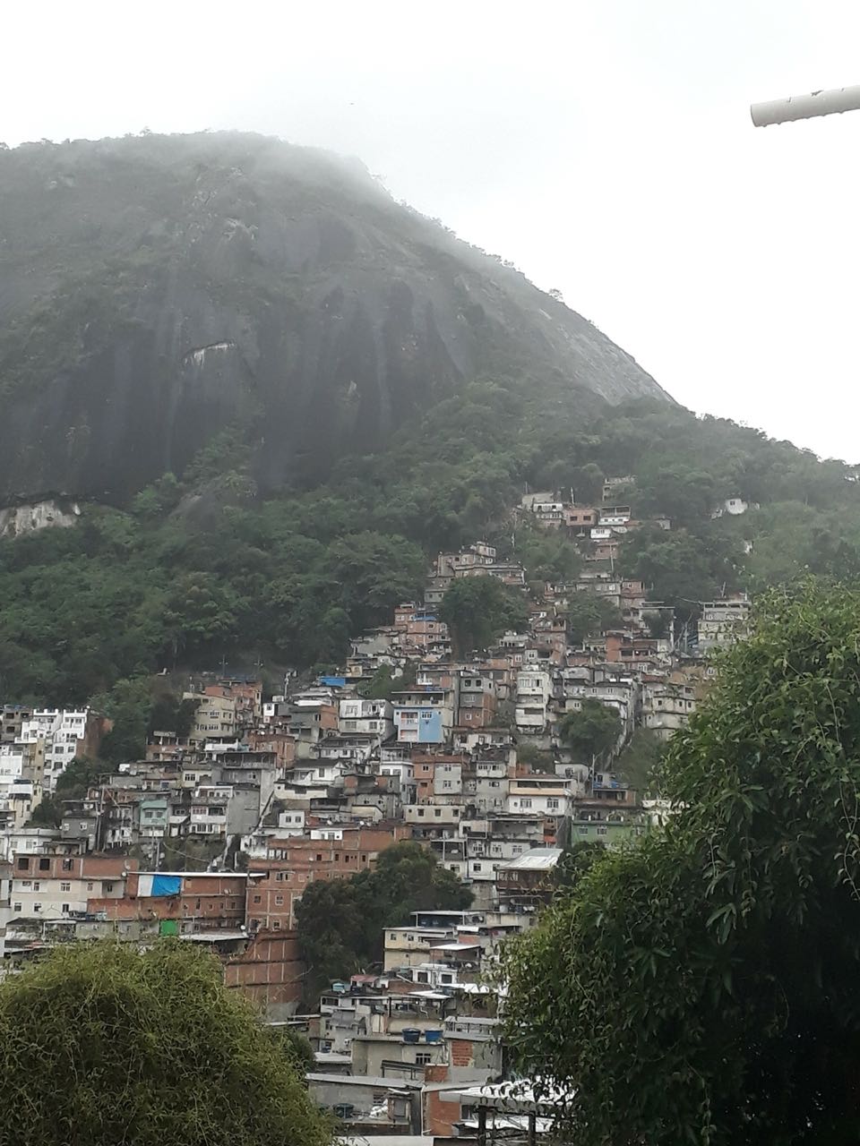 Terça-feira marcada por violência nas Comunidades do Tabajaras e Cabritos