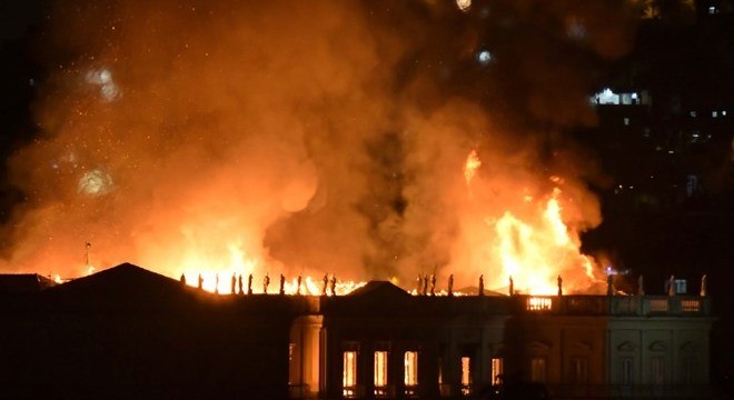 Museu em chamas é o símbolo da dilapidação do país