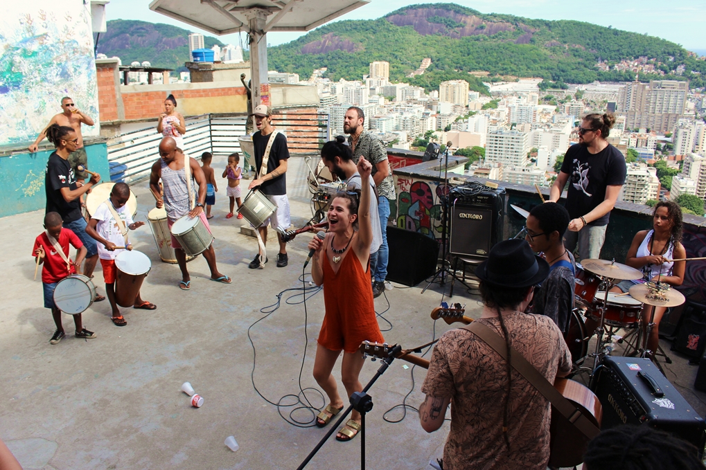 A Banda Mais Bonita da Cidade sobe a favela